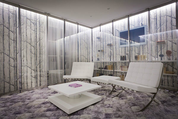 Luxury-Rug-Glass-Wall-Modern-Table-and-Chairs-Beautiful-Hotel-Le-Seven-Inteior
