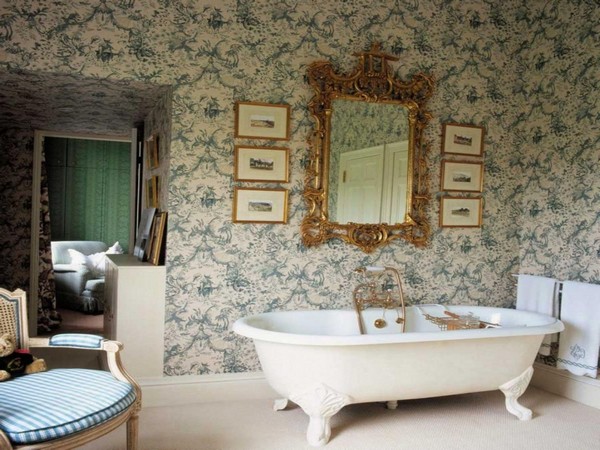 victorian-bathroom-idea-with-chic-wallpaper-design